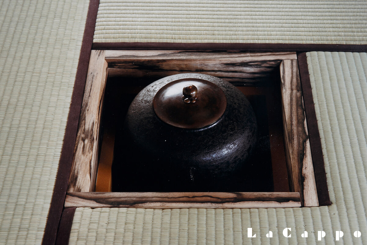 茶道具使用例：みごとな孔雀杢の炉縁（ろぶち）