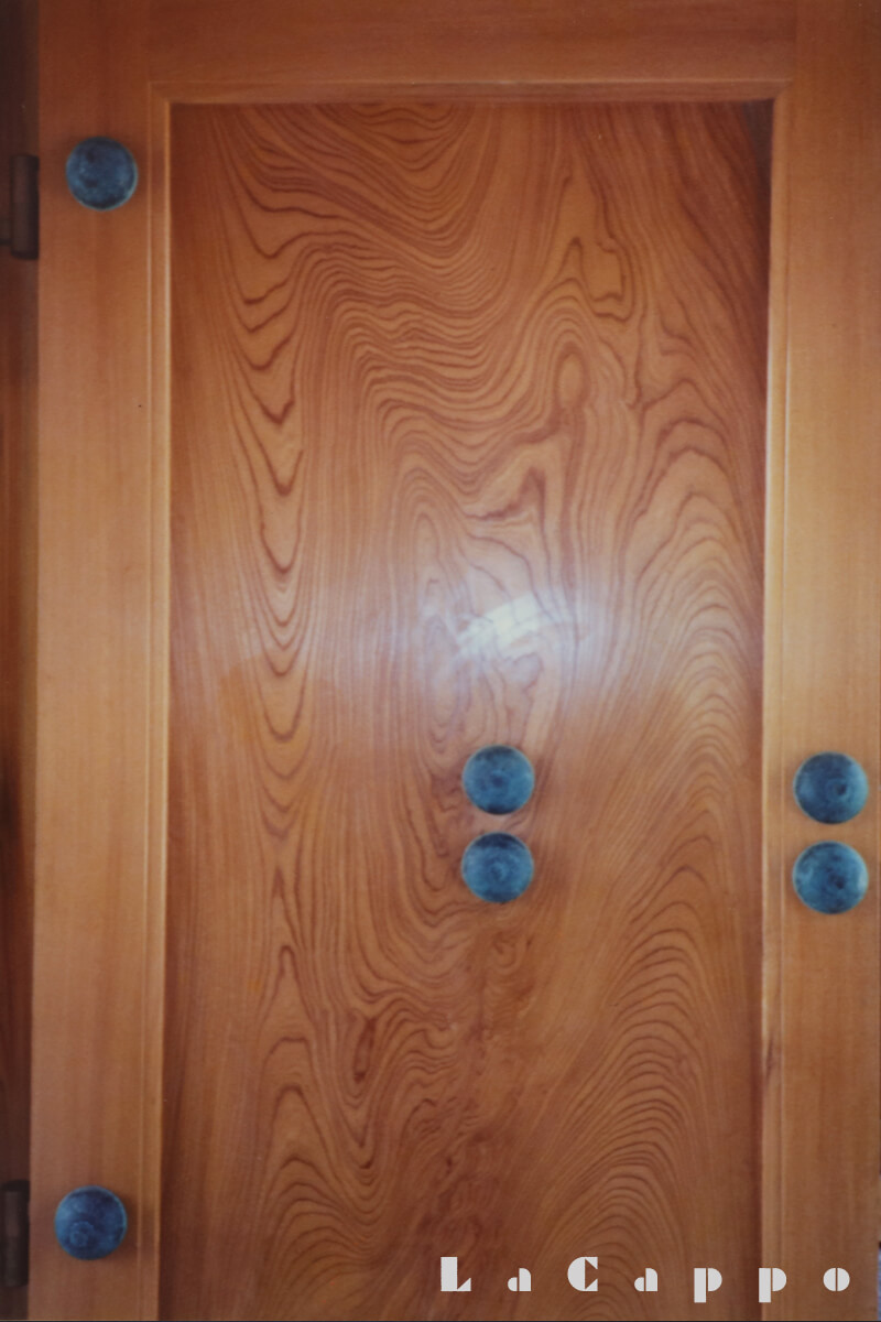 高級邸宅の門板に使われた”木味良好”の欅（ケヤキ）巾広材
