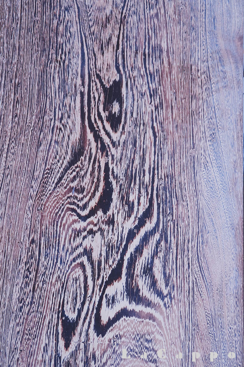 径60センチメートル内外の原木（げんぼく）を製材した紫鉄刀木（ムラサキタガヤサン）の板材