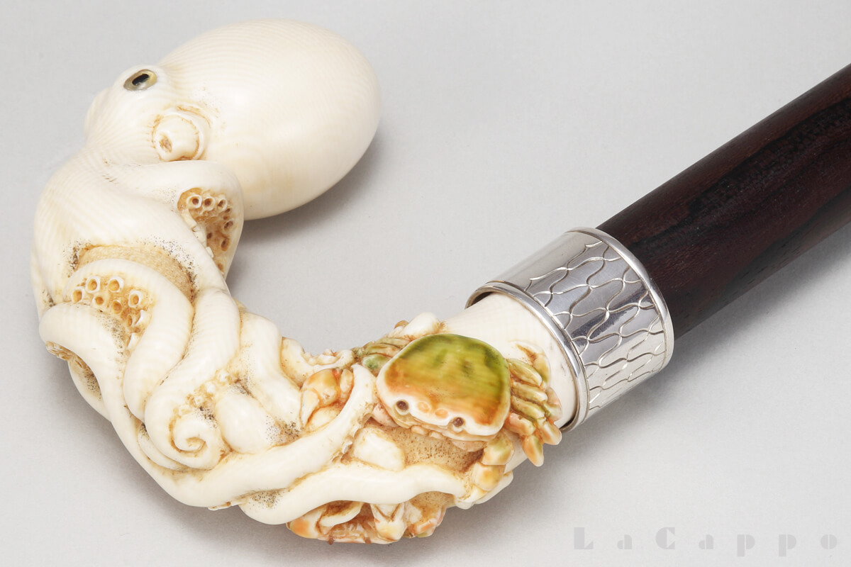 蛸ののけ反り部分が表現されている象牙の大曲り加工品
