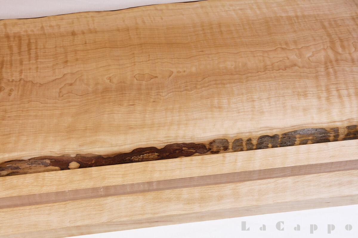 アサダの大径木の辺材（白太部分）のみの板で、チヂミ杢が現れた珍しい材