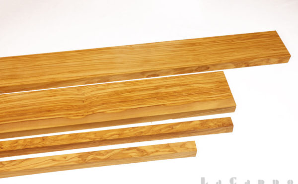 地中海オリーブの板材とステッキ用に木取された材